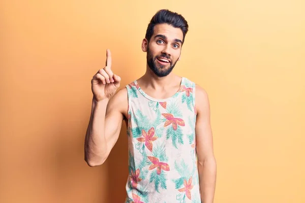 Junger Gutaussehender Mann Mit Bart Trägt Ein Sommerliches Ärmelloses Shirt — Stockfoto