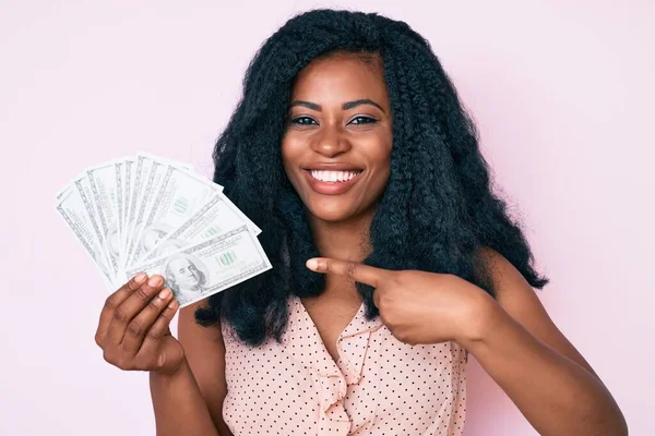 Όμορφη Αφρικανή Γυναίκα Που Κρατάει Δολάρια Χαμογελώντας Χαρούμενη Δείχνοντας Χέρι — Φωτογραφία Αρχείου