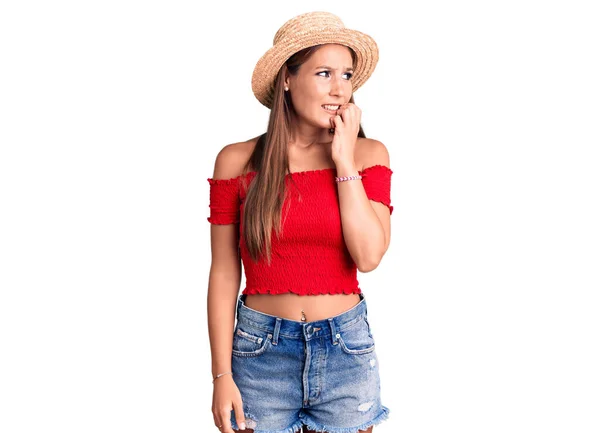 Ung Vacker Latinamerikansk Kvinna Bär Sommar Hatt Ser Stressad Och — Stockfoto