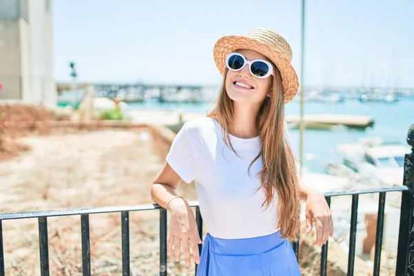 Jeune Femme Blonde Vacances Souriant Heureux Appuyé Sur Balustrade Rue — Photo