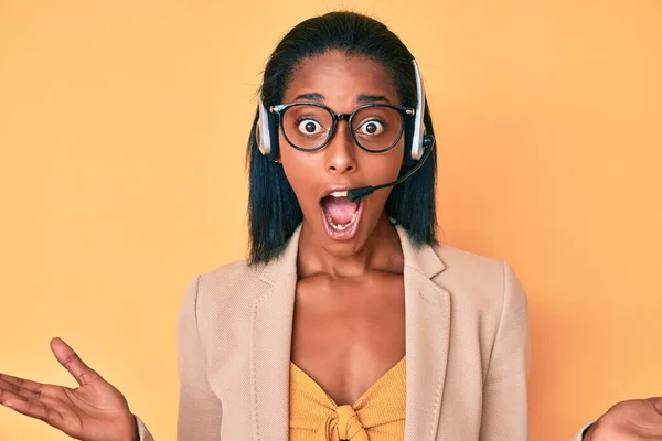 Jovem Afro Americana Vestindo Fone Ouvido Agente Call Center Celebrando — Fotografia de Stock