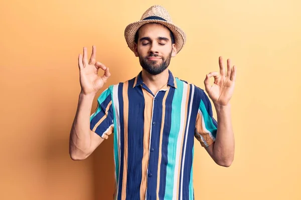 Joven Hombre Guapo Con Barba Con Sombrero Verano Camisa Relajarse —  Fotos de Stock