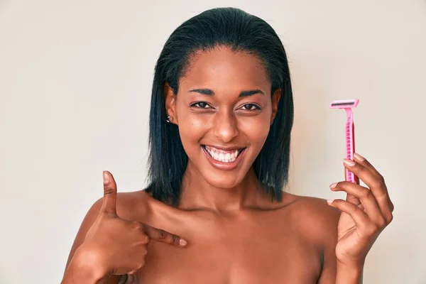 Junge Afrikanisch Amerikanische Frau Steht Oben Ohne Und Hält Rasiermesser — Stockfoto