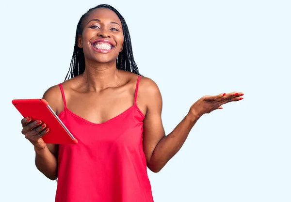 Jovem Afro Americana Segurando Touchpad Celebrando Vitória Com Sorriso Feliz — Fotografia de Stock