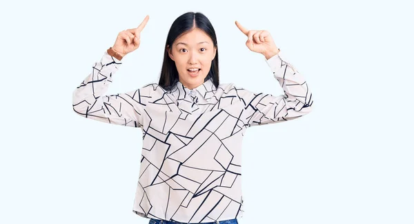 Jonge Mooie Chinese Vrouw Draagt Casual Shirt Glimlachen Verbaasd Verrast — Stockfoto