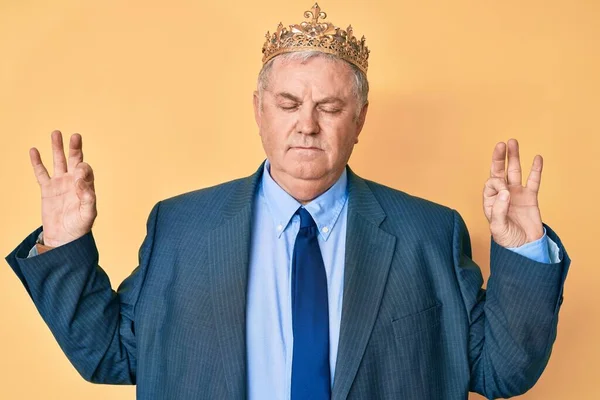 Homme Âgé Aux Cheveux Gris Costume Affaires Couronne Royale Détendre — Photo