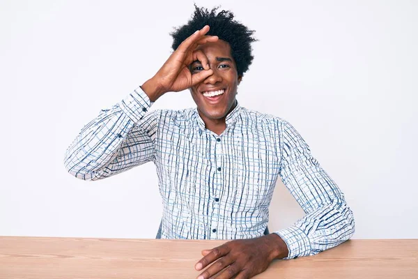 Schöner Afrikanisch Amerikanischer Mann Mit Afro Haaren Lässiger Kleidung Auf — Stockfoto