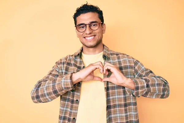 Joven Hombre Hispano Guapo Usando Ropa Casual Gafas Sonriendo Amor — Foto de Stock