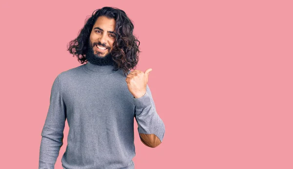 Hombre Árabe Joven Vistiendo Ropa Casual Sonriendo Con Cara Feliz —  Fotos de Stock