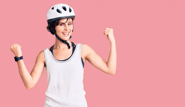 Beautiful Young Woman Short Hair Wearing Bike Helmet Screaming Proud — Stock Photo, Image