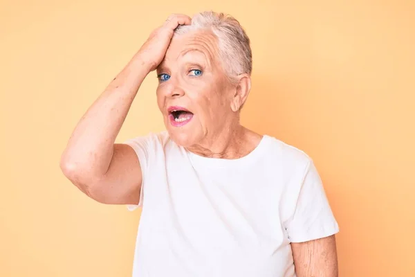 Senior Hermosa Mujer Con Los Ojos Azules Pelo Gris Con — Foto de Stock