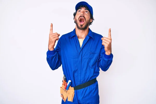 Bonito Jovem Com Cabelo Encaracolado Urso Weaing Handyman Uniforme Espantado — Fotografia de Stock