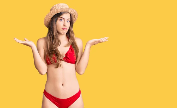 Belle Jeune Femme Caucasienne Portant Bikini Chapeau Été Expression Vide — Photo