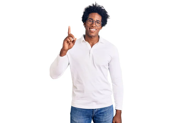 Snygg Afrikansk Amerikansk Man Med Afro Hår Bär Casual Kläder — Stockfoto