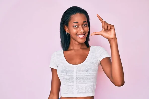 Junge Afroamerikanerin Lässiger Kleidung Lächelnd Und Selbstbewusst Gestikulierend Mit Der — Stockfoto