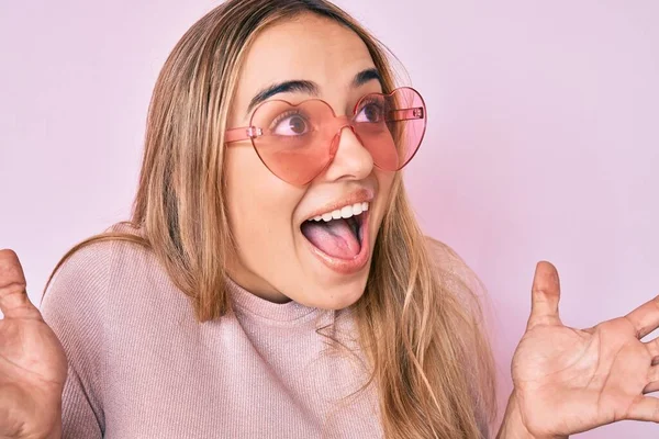 Jovem Mulher Loira Bonita Vestindo Óculos Sol Forma Coração Celebrando — Fotografia de Stock