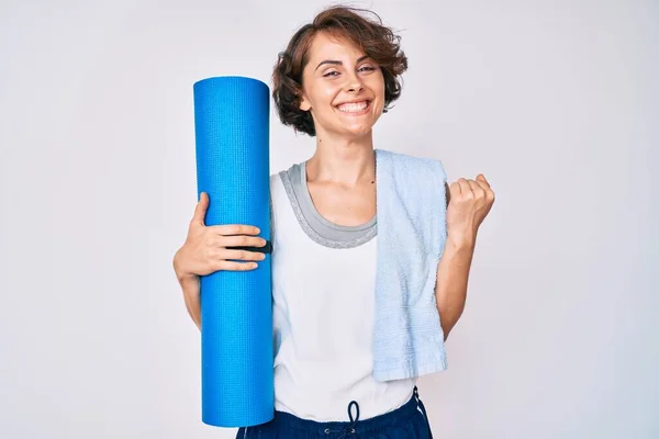 Junge Hispanische Frau Hält Yogamatte Und Schreit Stolz Feiert Sieg — Stockfoto