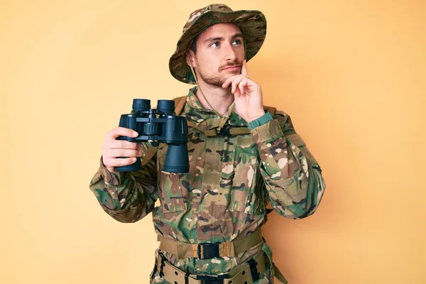 Jovem Caucasiano Vestindo Uniforme Exército Camuflagem Segurando Binóculos Rosto Sério — Fotografia de Stock
