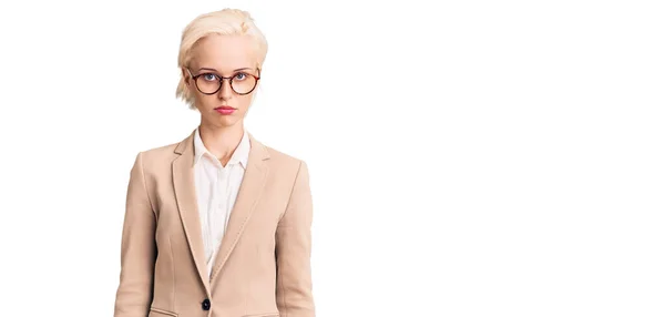 Jeune Femme Blonde Portant Des Vêtements Travail Des Lunettes Déprimée — Photo