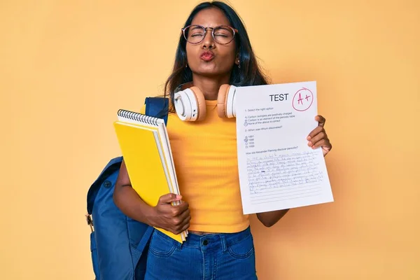 Ung Indian Flicka Bär Ryggsäck Visar Godkänd Examen Gör Fisk — Stockfoto