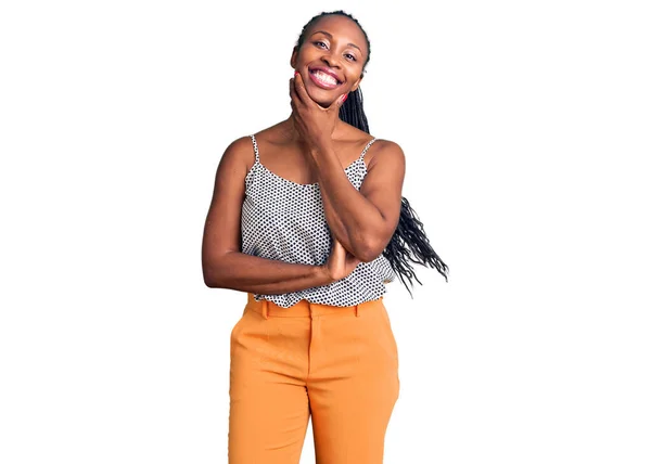 Jonge Afro Amerikaanse Vrouw Met Casual Kleding Die Zelfverzekerd Kijkt — Stockfoto