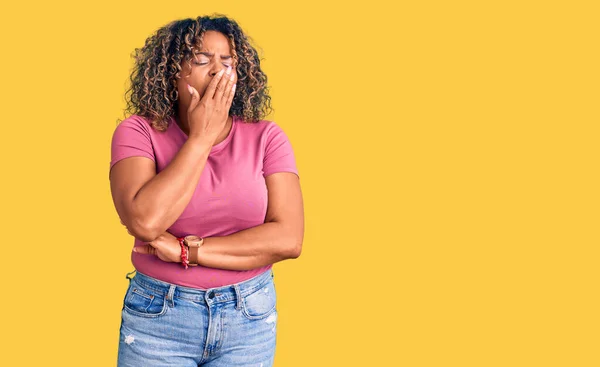 Junge Afrikanisch Amerikanische Size Frau Lässiger Kleidung Gelangweilt Gähnend Müde — Stockfoto