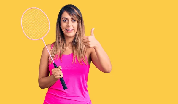 Joven Hermosa Mujer Sosteniendo Raqueta Bádminton Sonriendo Feliz Positivo Pulgar — Foto de Stock