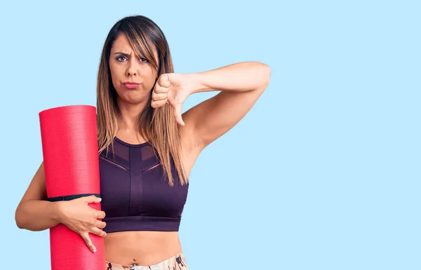 Ung Vacker Kvinna Bär Sportkläder Håller Yogamatta Med Argt Ansikte — Stockfoto