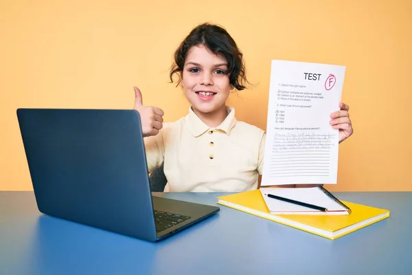 Söt Hispanic Barn Visar Misslyckad Examen Sitter Skrivbordet Leende Glad — Stockfoto