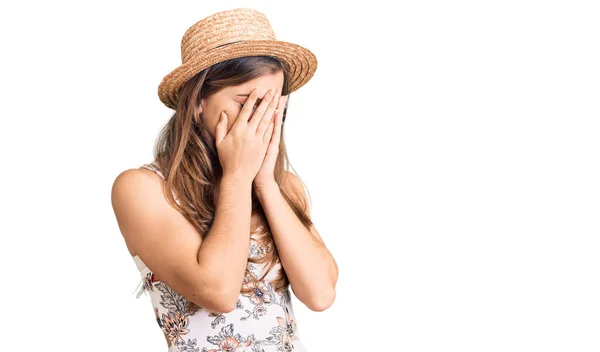 Mulher Branca Bonita Usando Chapéu Verão Com Expressão Triste Cobrindo — Fotografia de Stock