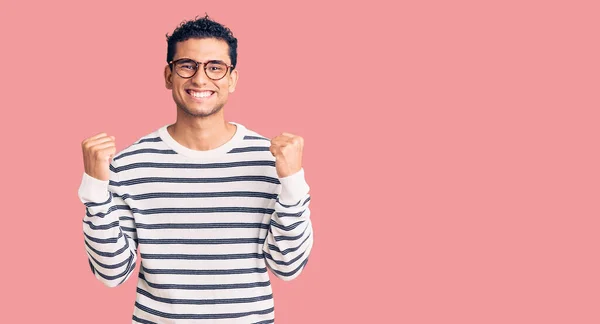 Joven Guapo Hispano Vestido Con Ropa Casual Gafas Celebrando Sorprendido — Foto de Stock