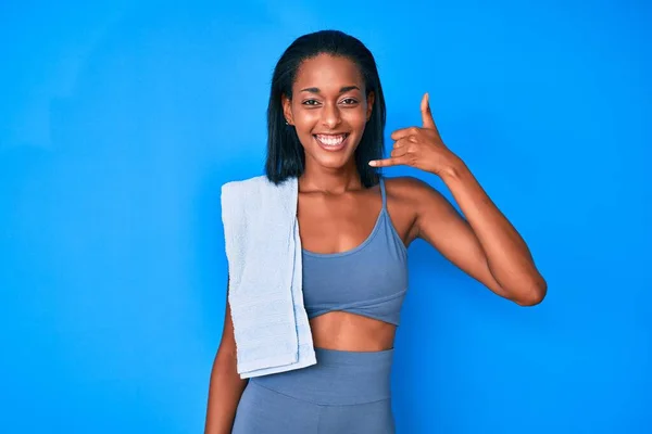 Jovem Afro Americana Vestindo Roupas Esportivas Sorrindo Fazendo Gesto Telefônico — Fotografia de Stock