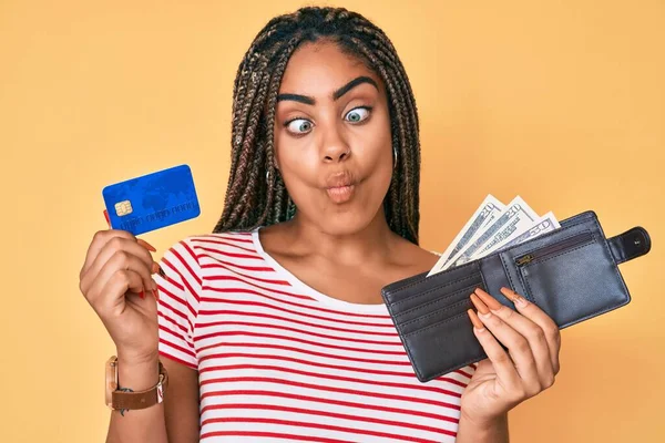 Mladá Africká Americká Žena Copánky Peněžence Dolary Kreditní Kartou Takže — Stock fotografie