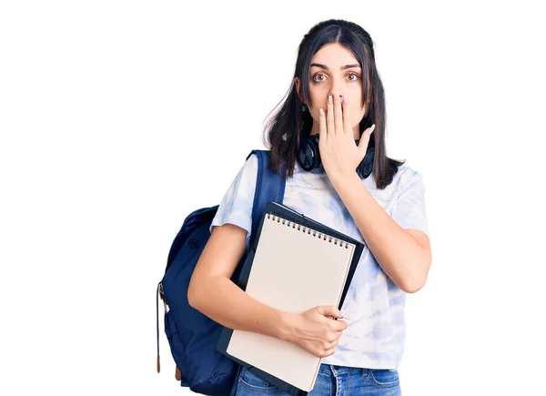 Młoda Piękna Dziewczyna Nosząca Studencki Plecak Notatnikiem Zakrywającym Usta Ręką — Zdjęcie stockowe