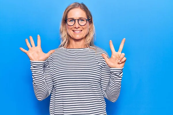 Mujer Rubia Caucásica Mediana Edad Con Suéter Rayas Casual Gafas —  Fotos de Stock