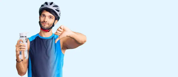 Schöner Hispanischer Mann Mit Fahrradhelm Und Wasserflasche Mit Wütendem Gesicht — Stockfoto