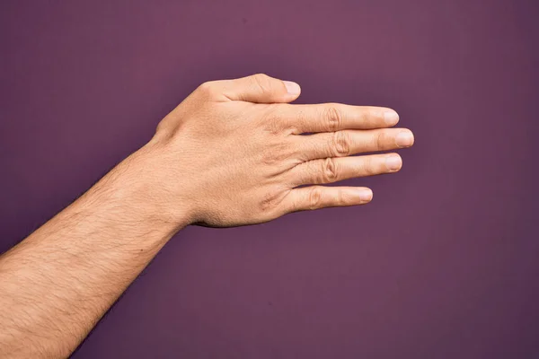 Mão Jovem Caucasiano Mostrando Dedos Sobre Fundo Roxo Isolado Esticando — Fotografia de Stock