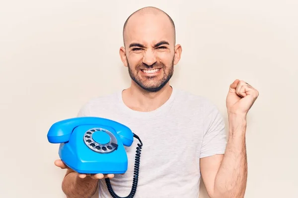 Jeune Homme Chauve Beau Tenant Téléphone Vintage Criant Fier Célébrant — Photo