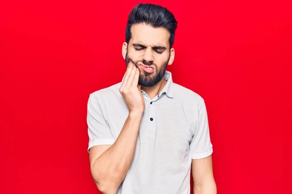 Joven Hombre Guapo Con Barba Usando Polo Casual Tocando Boca — Foto de Stock