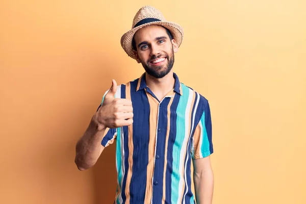 Jonge Knappe Man Met Baard Draagt Zomerhoed Shirt Doet Vrolijke — Stockfoto