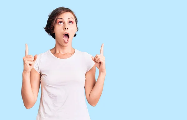 Mulher Bonita Com Cabelo Curto Vestindo Roupas Casuais Espantado Surpreso — Fotografia de Stock