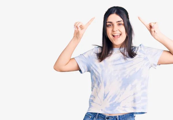 Joven Hermosa Chica Con Camiseta Casual Sonriendo Sorprendido Sorprendido Apuntando — Foto de Stock