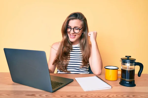 Krásná Mladá Běloška Pracující Kanceláři Pomocí Počítače Notebook Křičí Hrdě — Stock fotografie