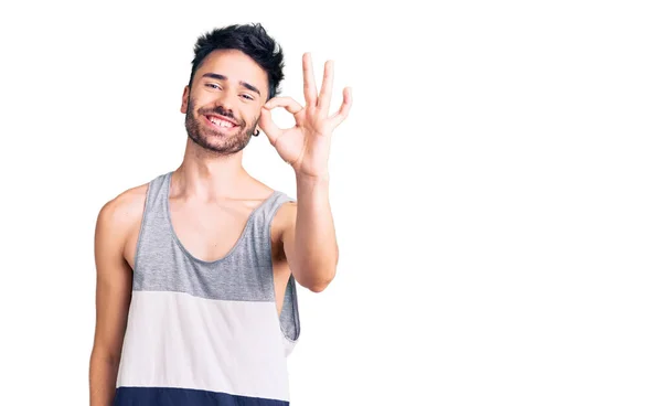 Jovem Hispânico Vestindo Roupas Casuais Sorrindo Positivo Fazendo Sinal Com — Fotografia de Stock