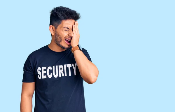 Όμορφος Λατίνος Αμερικανός Νέος Που Φοράει Μπλουζάκι Ασφαλείας Χασμουριέται Κουρασμένος — Φωτογραφία Αρχείου