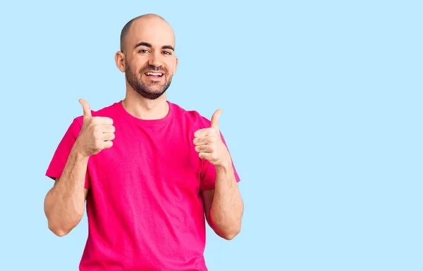 Νεαρός Όμορφος Άντρας Φορώντας Casual Shirt Success Sign Κάνοντας Θετική — Φωτογραφία Αρχείου