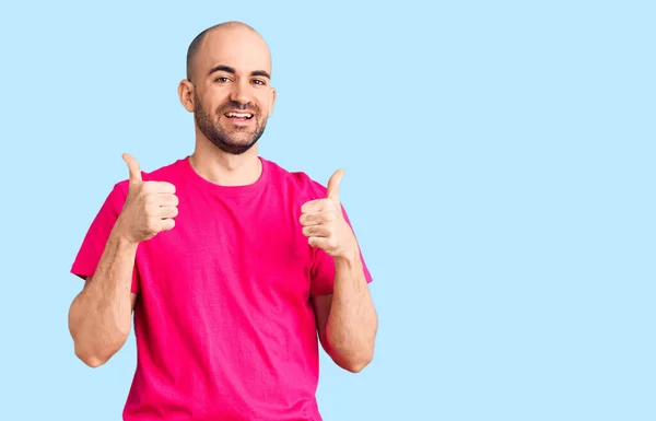 Joven Hombre Guapo Con Camiseta Casual Signo Éxito Haciendo Gesto — Foto de Stock