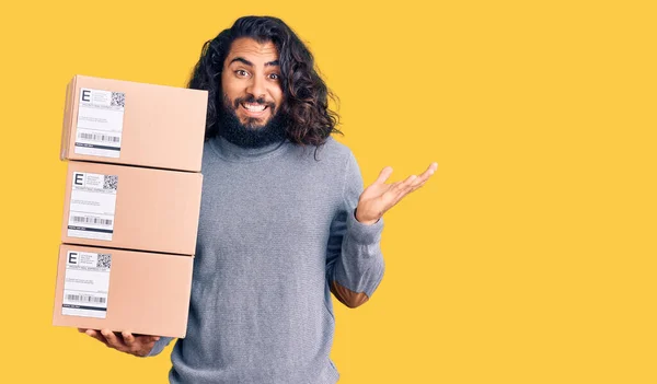 Ung Arabisk Man Håller Leverans Paket Firar Seger Med Glada — Stockfoto
