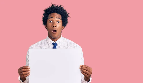 Bonito Homem Americano Africano Com Cabelo Afro Segurando Banner Vazio — Fotografia de Stock