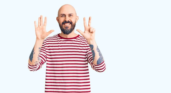 Jovem Homem Bonito Vestindo Roupas Casuais Mostrando Apontando Para Cima — Fotografia de Stock